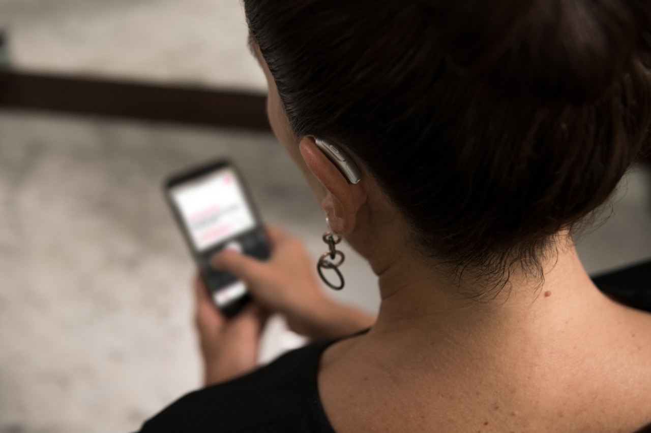 Paciente realiza test de aparatos auditivos en México para evitar pérdida auditiva y vértigo
